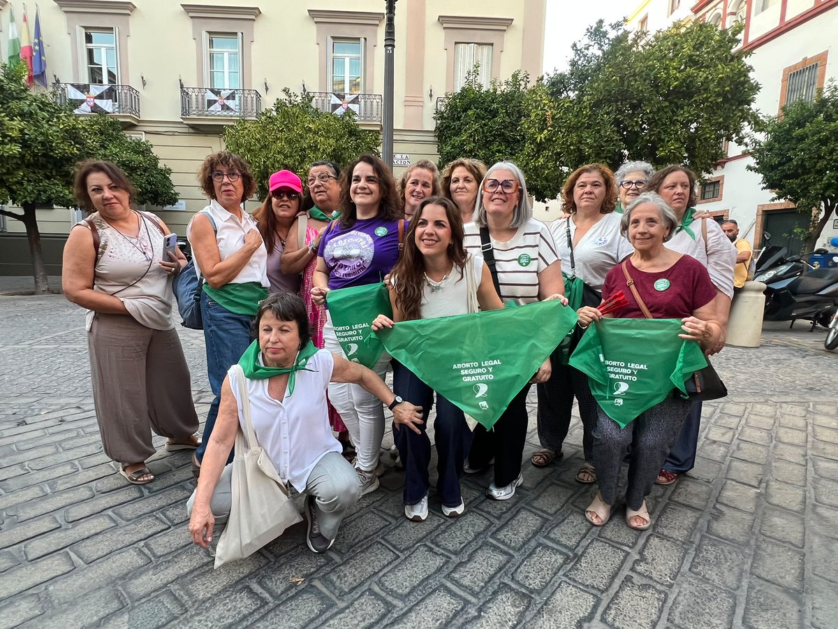 mareavioletaand's tweet photo. Ayer, las Andalucía llenó las calles de violeta. No aceptamos que quienes niegan la violencia machista tengan responsabilidades y capacidad de decisión sobre cómo combatirla. La violencia machista existe. Nos mata. Nuestros derechos y nuestras vidas no se negocian. https://t.co/suaHncdFEX