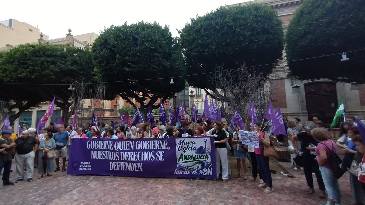 mareavioletaand's tweet photo. Ayer, las Andalucía llenó las calles de violeta. No aceptamos que quienes niegan la violencia machista tengan responsabilidades y capacidad de decisión sobre cómo combatirla. La violencia machista existe. Nos mata. Nuestros derechos y nuestras vidas no se negocian. https://t.co/suaHncdFEX