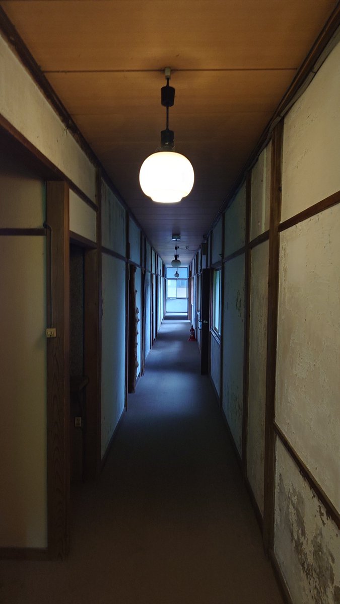 LindoYS150's tweet photo. まるで洞窟のようなところを抜けていく（壁がボロボロ名だけw） https://t.co/5Nqbstu0ro