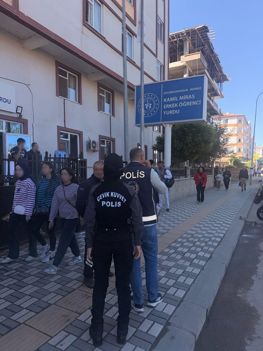 afyonemniyet's tweet photo. 👮🏻‍♂️🚓 Çocuk ve Gençlerimizin Güvenliği Önceliğimiz !

Emniyet Müdürlüğümüz görevlilerince, Eğitim ve öğretim ortamını huzur ve güven içerisinde sağlamak amacıyla, suç ve suçlularla mücadele kapsamında ilimiz genelinde öğrencilerin yoğun olarak bulunduğu okul, park, bahçe ve işletmelerde yapılan uygulamada;

📍 İl Merkezinde;
🔹 19 park ve bahçe
🔹 32 okul çevresi
🔹 12 Yurt ve Çevresi
🔹 10 kafe
🔹 10 tütün işletmesi
🔹 8 internet kafe

1️⃣8️⃣5️⃣ Şahıs ve 2️⃣2️⃣ Araç sorgulanmış, herhangi bir suç ve suç unsuruna rastlanmamıştır.

📍 İlçelerimizde;
🔹 131 okul ve çevresi
🔹 11 yurt çevresi
🔹 4 metruk bina
🔹 6 kafe
🔹 5 internet kafe
🔹 21 park ve bahçe
🔹 4 oyun salonu
🔹 5 market (büfe) kontrol edilmiş,

3️⃣1️⃣6️⃣ şahıs ve 1️⃣1️⃣4️⃣ Araç sorgulanmış, herhangi bir suç ve suç unsuruna rastlanmamıştır.

🛡️ Çocuk ve gençlerimizin huzur ve güvenliği için çalışmalarımız kararlılıkla sürdürülecektir.