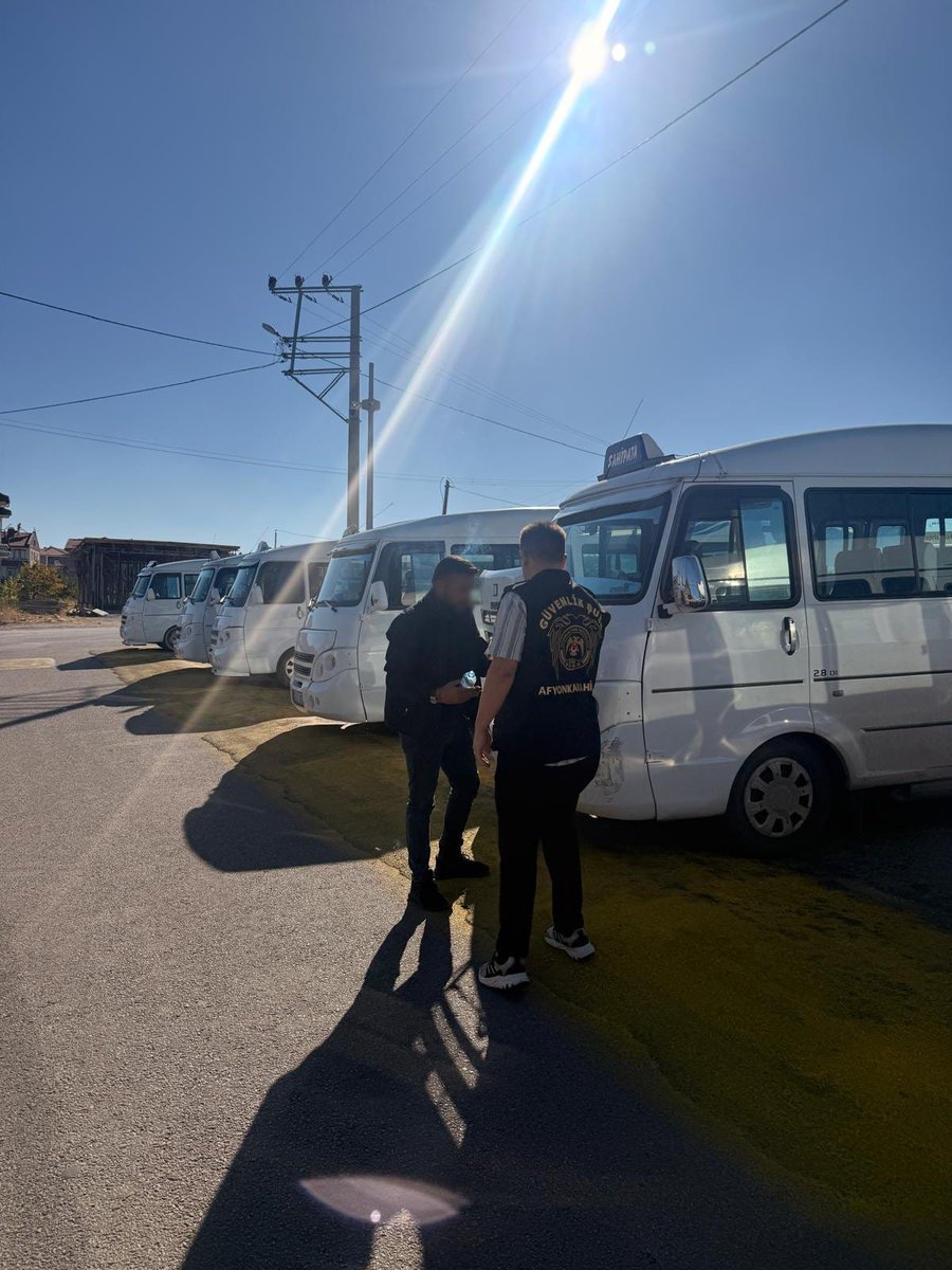 afyonemniyet's tweet photo. 👮🏻‍♂️🚓 Çocuk ve Gençlerimizin Güvenliği Önceliğimiz !

Emniyet Müdürlüğümüz görevlilerince, Eğitim ve öğretim ortamını huzur ve güven içerisinde sağlamak amacıyla, suç ve suçlularla mücadele kapsamında ilimiz genelinde öğrencilerin yoğun olarak bulunduğu okul, park, bahçe ve işletmelerde yapılan uygulamada;

📍 İl Merkezinde;
🔹 19 park ve bahçe
🔹 32 okul çevresi
🔹 12 Yurt ve Çevresi
🔹 10 kafe
🔹 10 tütün işletmesi
🔹 8 internet kafe

1️⃣8️⃣5️⃣ Şahıs ve 2️⃣2️⃣ Araç sorgulanmış, herhangi bir suç ve suç unsuruna rastlanmamıştır.

📍 İlçelerimizde;
🔹 131 okul ve çevresi
🔹 11 yurt çevresi
🔹 4 metruk bina
🔹 6 kafe
🔹 5 internet kafe
🔹 21 park ve bahçe
🔹 4 oyun salonu
🔹 5 market (büfe) kontrol edilmiş,

3️⃣1️⃣6️⃣ şahıs ve 1️⃣1️⃣4️⃣ Araç sorgulanmış, herhangi bir suç ve suç unsuruna rastlanmamıştır.

🛡️ Çocuk ve gençlerimizin huzur ve güvenliği için çalışmalarımız kararlılıkla sürdürülecektir.
