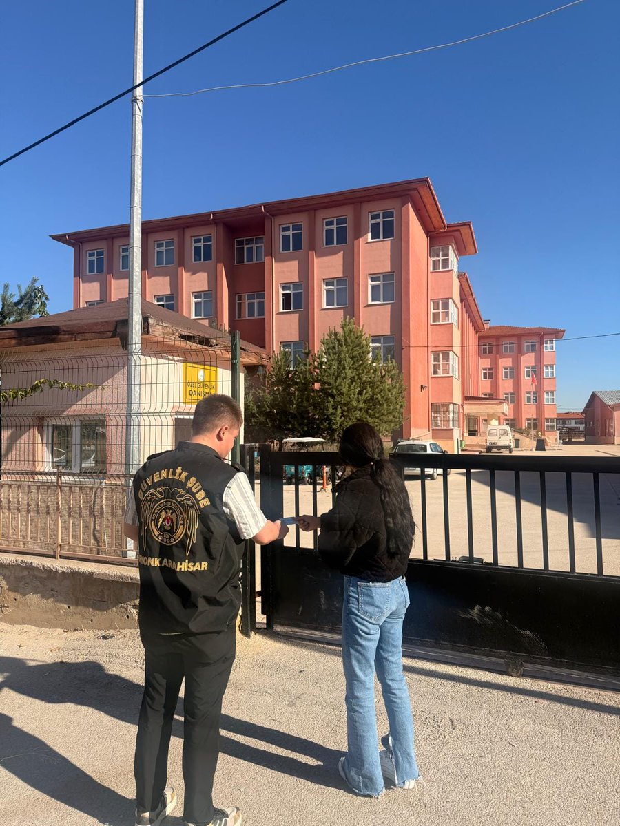 afyonemniyet's tweet photo. 👮🏻‍♂️🚓 Çocuk ve Gençlerimizin Güvenliği Önceliğimiz !

Emniyet Müdürlüğümüz görevlilerince, Eğitim ve öğretim ortamını huzur ve güven içerisinde sağlamak amacıyla, suç ve suçlularla mücadele kapsamında ilimiz genelinde öğrencilerin yoğun olarak bulunduğu okul, park, bahçe ve işletmelerde yapılan uygulamada;

📍 İl Merkezinde;
🔹 19 park ve bahçe
🔹 32 okul çevresi
🔹 12 Yurt ve Çevresi
🔹 10 kafe
🔹 10 tütün işletmesi
🔹 8 internet kafe

1️⃣8️⃣5️⃣ Şahıs ve 2️⃣2️⃣ Araç sorgulanmış, herhangi bir suç ve suç unsuruna rastlanmamıştır.

📍 İlçelerimizde;
🔹 131 okul ve çevresi
🔹 11 yurt çevresi
🔹 4 metruk bina
🔹 6 kafe
🔹 5 internet kafe
🔹 21 park ve bahçe
🔹 4 oyun salonu
🔹 5 market (büfe) kontrol edilmiş,

3️⃣1️⃣6️⃣ şahıs ve 1️⃣1️⃣4️⃣ Araç sorgulanmış, herhangi bir suç ve suç unsuruna rastlanmamıştır.

🛡️ Çocuk ve gençlerimizin huzur ve güvenliği için çalışmalarımız kararlılıkla sürdürülecektir.