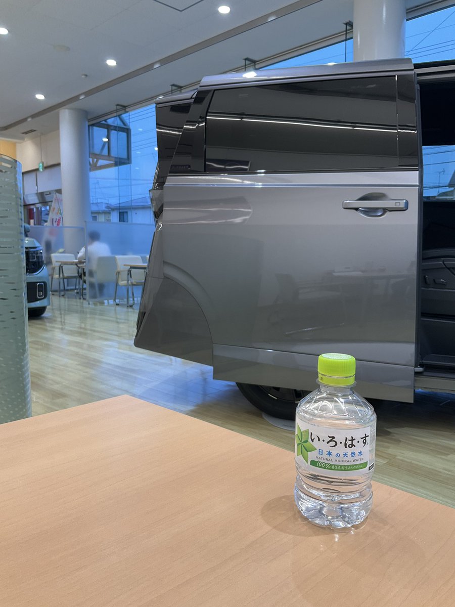 abmchi1's tweet photo. 試乗しに来ました🚗 https://t.co/TJ9PqFyLnM