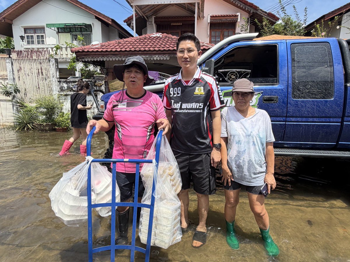 joeycmu1's tweet photo. ลุยกันต่อ! กับ สก.ไอซ์ คร้าบ
#น้ำท่วม #บางกะปิ https://t.co/pUovQLBc9I