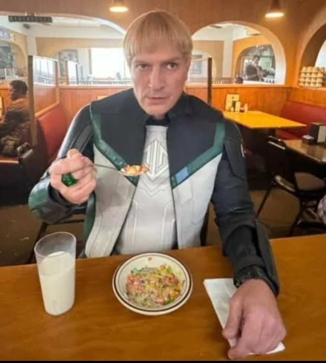 UTDSaba's tweet photo. Guy Gardner's reaction when he comes back and discovers that John dug up the ring, went off-planet w/ Halogram, talked with Sinestro and may have possibly cloned Hal: https://t.co/yLgxJxVj8L