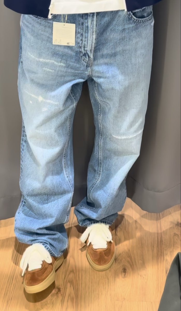 FitThemAll's tweet photo. Le nouveau jean effet usé Uniqlo x JW Anderson 🍂

Le lien: https://t.co/krwoZqX3IG https://t.co/ljzojFNF8a