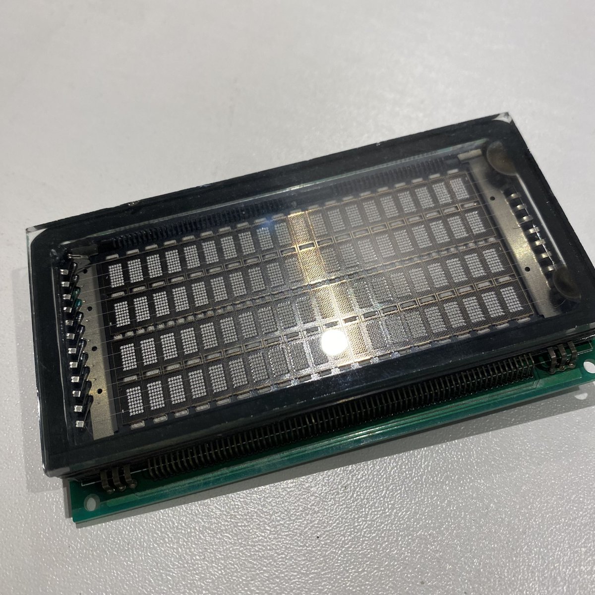 nixie_tube_com's tweet photo. VFD  20文字 x4行　Newhaven Display M0420SD-204SDAR1-3
かなり色々表示できそうです。
https://t.co/PzDMMsKcQZ
（「値段はあなたが決めます」の掲示板より）
#ニキシー管 #VFD https://t.co/Ne46Xt7xbL