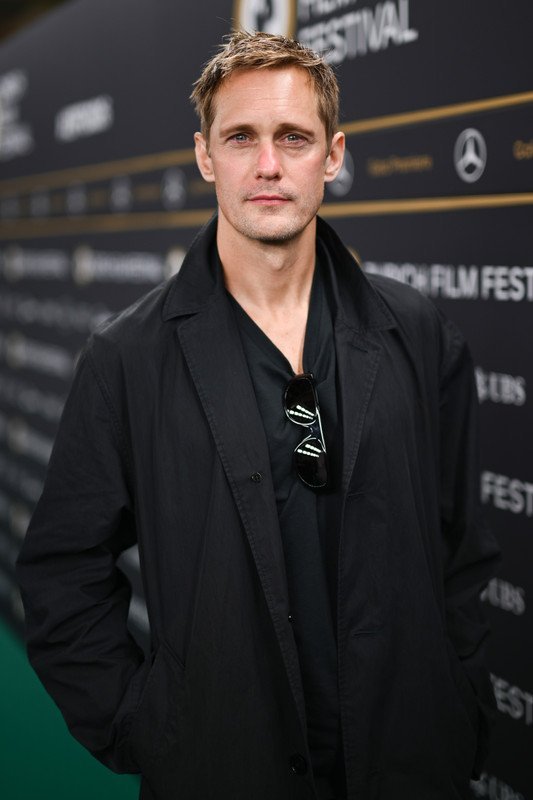 CinemaSerieNews's tweet photo. El actor #AlexanderSkarsgård asiste a la 22.ª edición del #FestivaldeCinedeZurich En el #estreno de la #película #Wicker #OliviaColman #PeterDinklage #ElizabethDebicki #ComediaDramatica #Fantasia
#estreno 23 de Octubre #UrsulaWillsJones #Tendencia #Noticia2026 #Cine #Estreno2026 https://t.co/Wf59MqEere