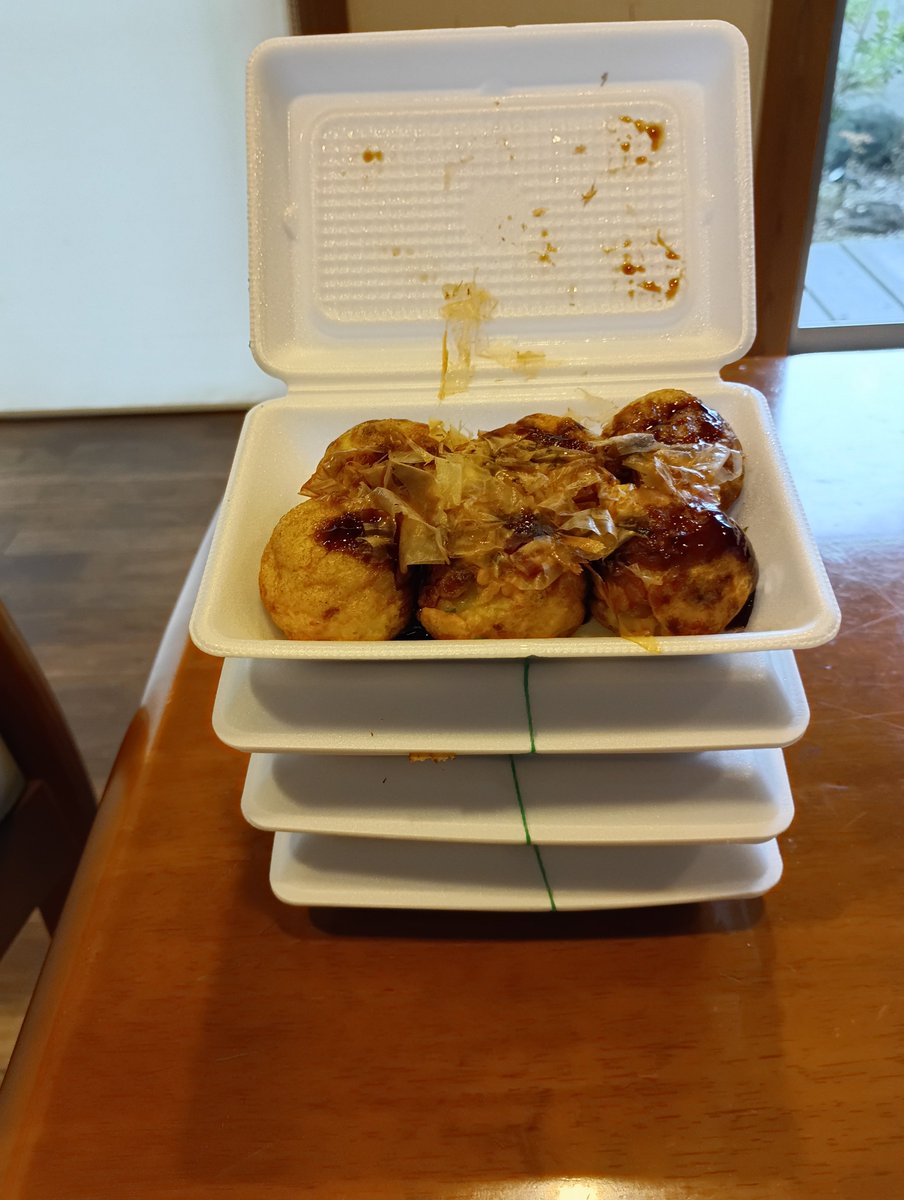matumatu0315's tweet photo. 今日の昼飯は…ラ･ムー様のたこ焼き4パックです。1パック100円はありがたい。超お腹いっぱいだから夕食はいらないかもな😋たまに銀だことか食べちゃうとラ･ムー様のたこ焼きはたべれなくなるのかな？
#昼飯 　#たこ焼き　#100円 https://t.co/2VuQt9xjz5