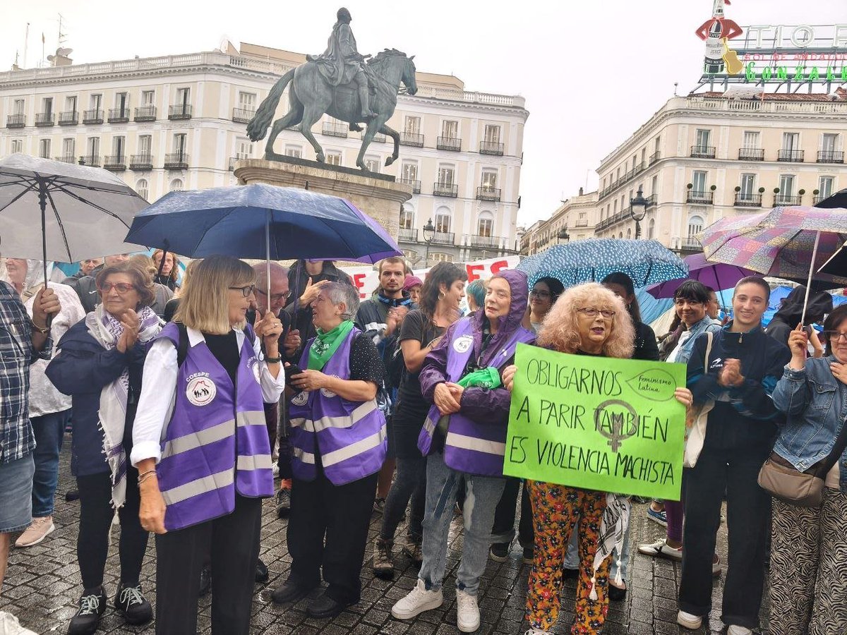 CoespeOficial's tweet photo. Puerta del Sol.Tarde lluviosa en la concentración por  el aborto libre en la Sanidad Pública https://t.co/shcAbtMr8L