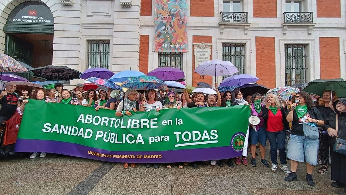 CoespeOficial's tweet photo. Puerta del Sol.Tarde lluviosa en la concentración por  el aborto libre en la Sanidad Pública https://t.co/shcAbtMr8L