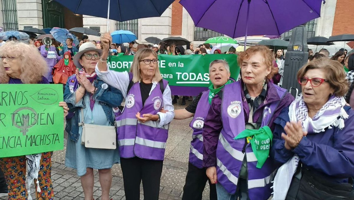 CoespeOficial's tweet photo. Puerta del Sol.Tarde lluviosa en la concentración por  el aborto libre en la Sanidad Pública https://t.co/shcAbtMr8L
