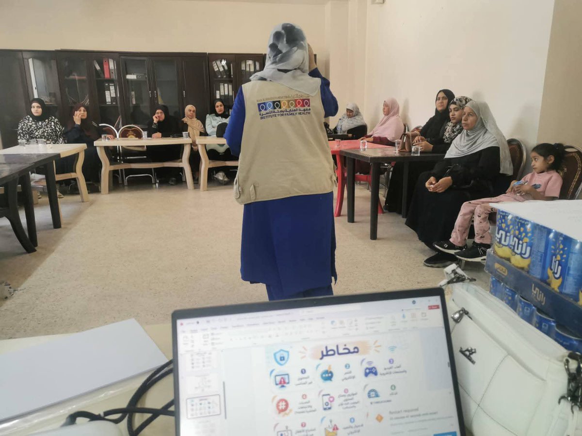 IFH_KHF's tweet photo. معهد العناية بصحة الأسرة ينفذ حملة توعوية في الزرقاء استهدفت مقدمي الرعاية وتضمنت التوعية بالعنف الرقمي وخدمات الصحة الإنجابية https://t.co/A42Ik1RtOn