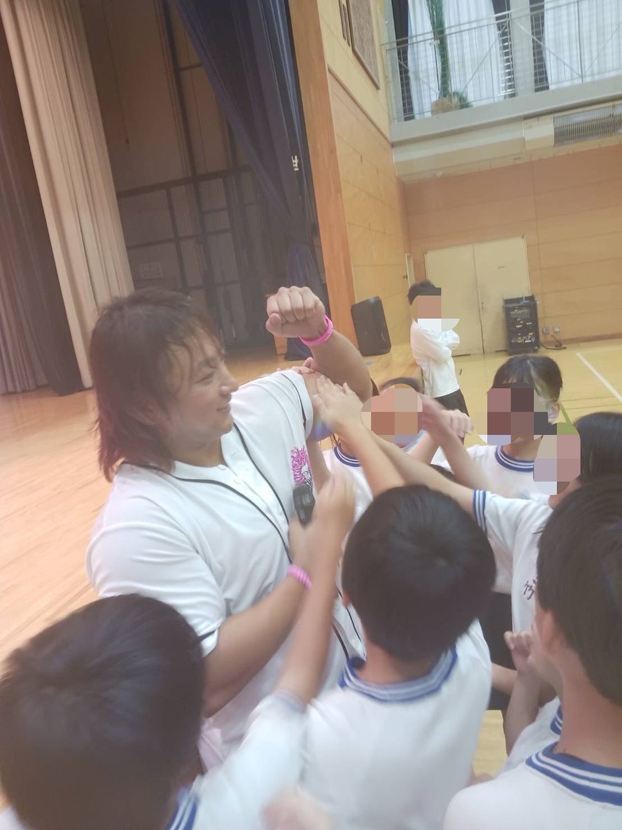 Shooter_us's tweet photo. 本日、母校である #船橋小学校 にて特別授業をさせて頂きました。

色んな失敗こそが大切な経験。その経験が成功への道になる。
今は、色んなことに興味を持って挑戦して欲しい。
結果がダメでも諦めないで挑戦を辞めないで欲しいなど、様々なお話をさせて頂きました。

元気溢れる笑顔にたくさんのパワーをもらいました！