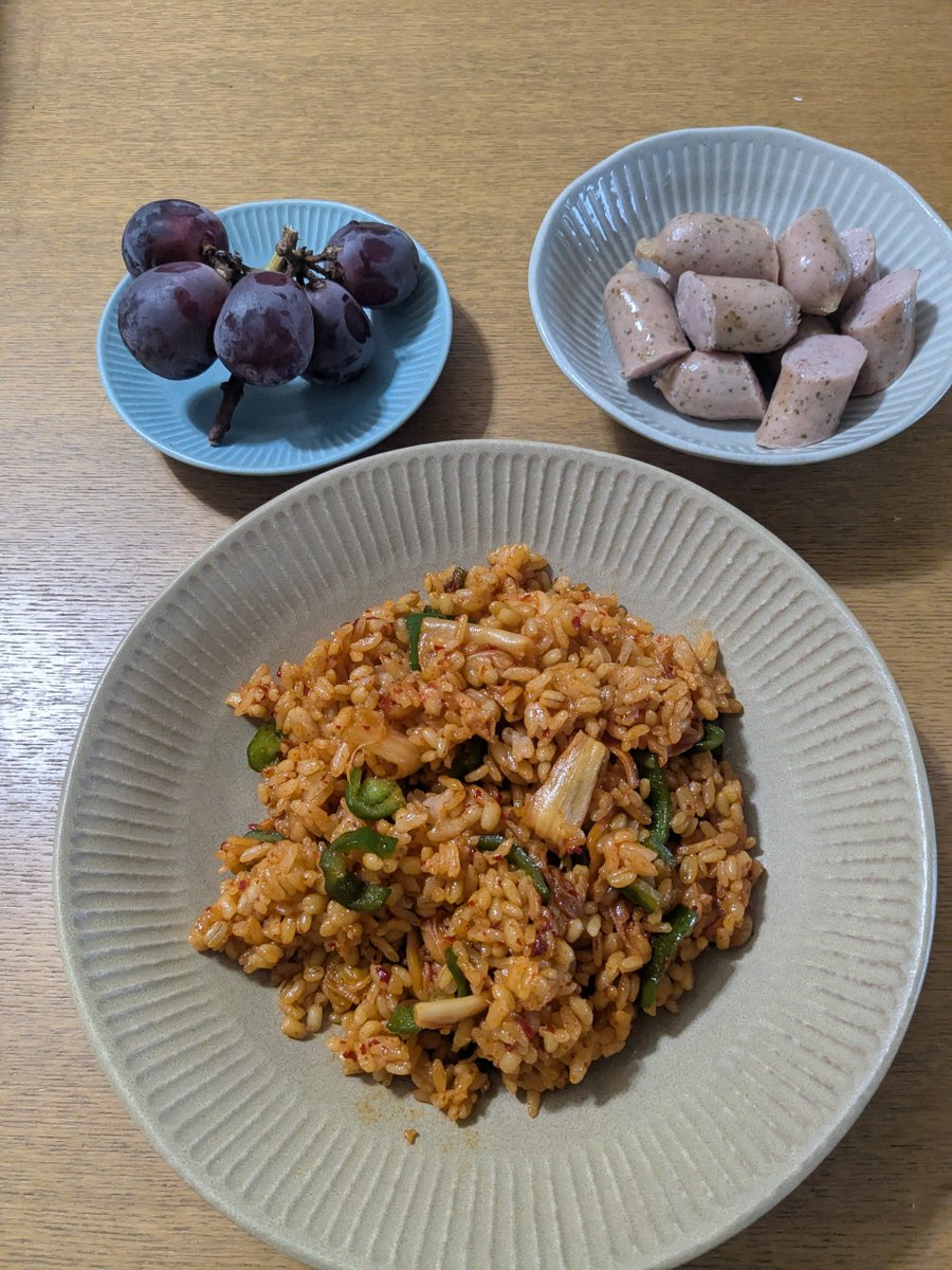 nogepanda's tweet photo. キムチ炒飯
レモンパセリのフランクフルト
種無しピオーネ 炊いたばかりの麦ご飯でササッ。
遅い昼ご飯のつもりがこんな時間だから
たくさん作った。
残して夕ご飯にする。
ナガノパープルがまだ並ばないから大粒のピオーネを。
#一人暮らしごはん https://t.co/uRWCP0rQWb