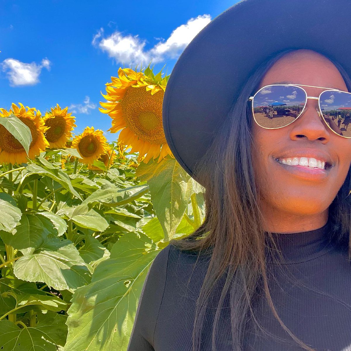 82996544's tweet photo. "A sunflower field is like a sky with a thousand suns. " ― Corina Abdulahm-Negura 🌻
•
•
•
Although this field was underwhelming, I couldn’t help but be happy! I’m on the search for the perfect sunflower field, let me know where to go 🔆
•
• https://t.co/Liti5AfTc8