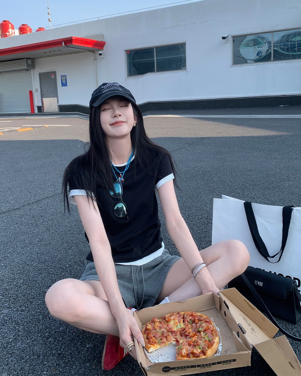 Deg881's tweet photo. もし魔法が使えるなら、今すぐ君のそばに飛んでいきたいな。みんなはどう感じる？ 👇🚀
XReI https://t.co/r5oDQq7OQh