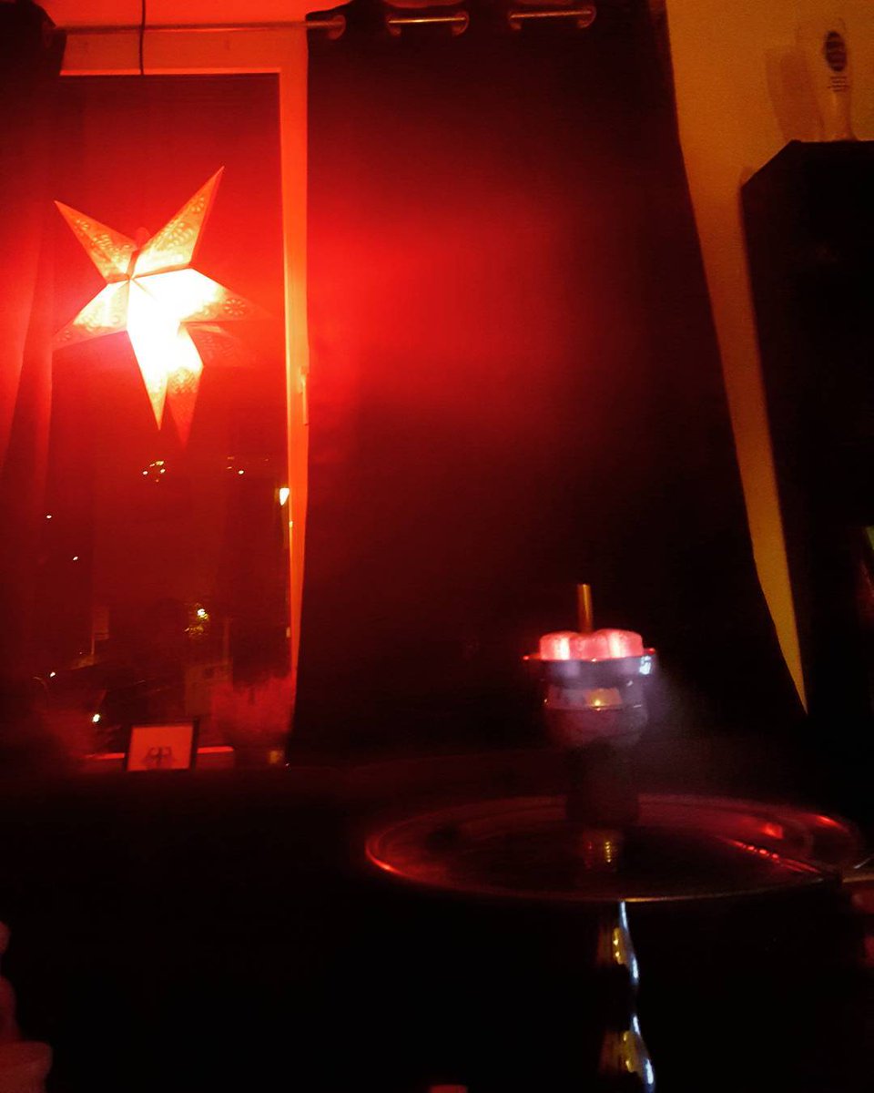 mhjr92's tweet photo. Fast Weihnachten; ) #shisha #shishalife #rauchen #hookah #nps #dschinni #milano #traube #minze #wasserpfeife #amydeluxe #smoke #chillen #Montag #monday #redlight #stern #star #rot #weihnachten #christmas #weihnachtsstern #deko https://t.co/nocwiscYjZ