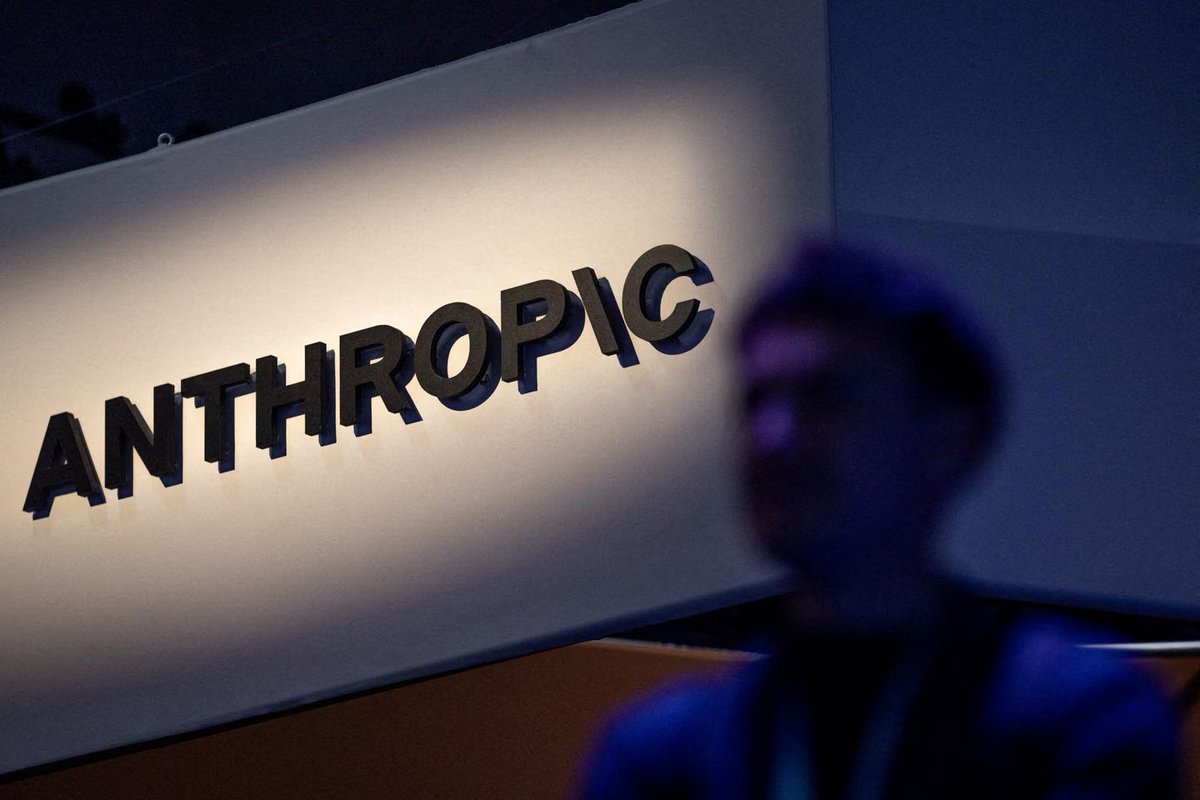 MoneyRadar_FR's tweet photo. 🚨 ALERTE. Anthropic perd 42 milliards mais vise 2 000 milliards en Bourse.

Le prospectus d'introduction en Bourse du créateur de Claude a été consulté par Reuters, et on découvre enfin ses comptes. En 2025, le chiffre d'affaires a été multiplié par douze, de 386 millions à 4,6 milliards de dollars. La perte nette atteint 42 milliards.

Ce chiffre trompe à moitié. Environ 34 milliards viennent d'une écriture comptable sans sortie d'argent, liée à des financements convertibles en actions. La perte d'exploitation, celle qui mesure l'activité, s'établit à 8 milliards, contre 3 milliards un an plus tôt. Le gouffre, c'est le calcul : 7,3 milliards de dépenses en puissance informatique en 2025, soit 1,6 fois le chiffre d'affaires de l'année.

La suite pèse plus lourd encore. Anthropic affiche 518 milliards d'engagements futurs en cloud et infrastructures, pour 20 milliards de trésorerie fin 2025. Et près d'un quart de ses revenus vient de deux clients seulement.

L'appétit des investisseurs tient à 2026 : 11,5 milliards de revenus sur le seul deuxième trimestre, plus que toute l'année 2025, avec une rentabilité opérationnelle ajustée selon le FT. Valorisé à 965 milliards en mai, l'entreprise espère dépasser 2 000 milliards, pour une cotation au Nasdaq attendue après les midterms de novembre selon Reuters.

La Bourse va devoir chiffrer une croissance à x12 qui dépense encore plus qu'elle ne gagne. Space X avait fait un départ canon de +50 %, mais à perdu 50 % depuis ses plus hauts en 40 jours, Anthropic suivra-t-elle la même trajectoire ?