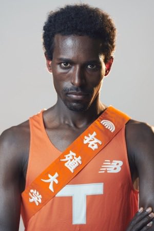 wazi0402's tweet photo. #駅伝名場面・名ランナーランキング2026 

94位
「熱すぎる留学生」ワークナー・デレセ(拓殖)、2区走った翌朝に6区並走応援

2018年箱根駅伝��往路を過去最高の4位で終えた拓殖大学。2区を区間5位で走り終え、チームに大きく貢献したデレセ(3年)が、なんと翌朝6区の箱根山中にも登場。並走しながらチー https://t.co/psgzux4kCp