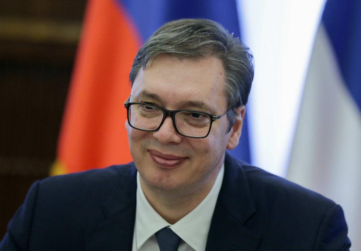 kisadalgamedya1's tweet photo. Cumhurbaşkanlığı'nı bırakıp başbakan olmak istiyor...

 Vučić istifa etti. Peki, iktidarı bırakıyor mu?

Sırbistan’da öğrencilerin öncülüğünde büyüyen, hesap soran yurttaşların sürdürdüğü mücadele cumhurbaşkanını geri adım atmaya zorladı. Ancak Vučić, 25 Ekim’deki erken parlamento seçimlerinin ardından başbakanlığa dönmenin yolunu arıyor.

Novi Sad tren istasyonunda 16 kişinin ölümüne neden olan facianın ardından yükselen adalet talebi şimdi sandıkta karşılık arayacak. Öğrenci hareketinin etrafında genişleyen destek, iktidarın medya üzerindeki baskısı ve tartışmalı af kararı, seçime giden sürecin belirleyici başlıkları arasında.

Cumhurbaşkanlığı binasından ayrılan Vučić’in Sırbistan siyasetinden de ayrıldığını söylemek için henüz erken. Asıl soru, seçmenin ona iktidarda kalmak için yeni bir yol açıp açmayacağı.

✍️ Özge Mumcu Aybars, @ozge_mumcu Sırbistan’da istifanın ardındaki siyasi hesabı, öğrencilerin mücadelesini ve seçim öncesindeki dengeleri yazdı.

Kısa Dalga’da okuyun 👇

https://t.co/TgEFDpDmW6