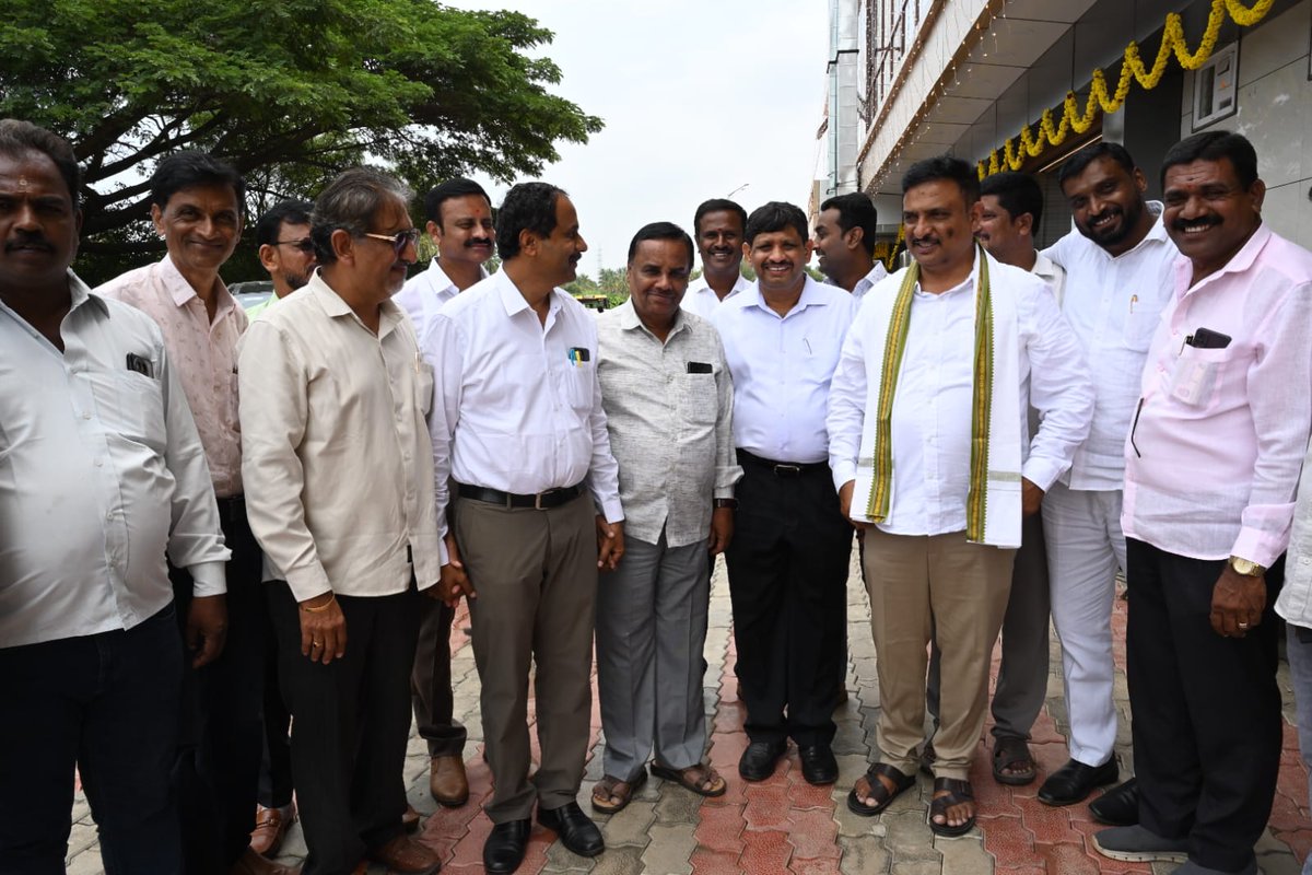 APRanganath's tweet photo. ದೊಡ್ಡಬಳ್ಳಾಪುರದ ಜೆಡಿಎಸ್ ಮುಖಂಡರು ಹಾಗೂ ಕಾರ್ಯಕರ್ತರನ್ನು ಭೇಟಿ ಮಾಡಿ ಚುನಾವಣಾ ಕುರಿತು ಚರ್ಚಿಸಲಾಯಿತು. 🤝

NDA ಅಭ್ಯರ್ಥಿಯಾಗಿ ನನ್ನ ಗೆಲುವಿಗೆ ಸಂಪೂರ್ಣ ಬೆಂಬಲ ನೀಡುವುದಾಗಿ ಭರವಸೆ ನೀಡಿದ ಜೆಡಿಎಸ್ ಕುಟುಂಬಕ್ಕೆ ಹೃತ್ಪೂರ್ವಕ ಧನ್ಯವಾದಗಳು. 🙏✨

#APRanganath #NDA #JDS #MLCElection #Doddaballapura #Teachers https://t.co/Q0YpCKqLpa