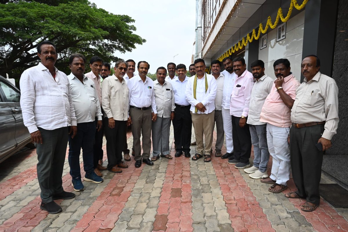 APRanganath's tweet photo. ದೊಡ್ಡಬಳ್ಳಾಪುರದ ಜೆಡಿಎಸ್ ಮುಖಂಡರು ಹಾಗೂ ಕಾರ್ಯಕರ್ತರನ್ನು ಭೇಟಿ ಮಾಡಿ ಚುನಾವಣಾ ಕುರಿತು ಚರ್ಚಿಸಲಾಯಿತು. 🤝

NDA ಅಭ್ಯರ್ಥಿಯಾಗಿ ನನ್ನ ಗೆಲುವಿಗೆ ಸಂಪೂರ್ಣ ಬೆಂಬಲ ನೀಡುವುದಾಗಿ ಭರವಸೆ ನೀಡಿದ ಜೆಡಿಎಸ್ ಕುಟುಂಬಕ್ಕೆ ಹೃತ್ಪೂರ್ವಕ ಧನ್ಯವಾದಗಳು. 🙏✨

#APRanganath #NDA #JDS #MLCElection #Doddaballapura #Teachers https://t.co/Q0YpCKqLpa