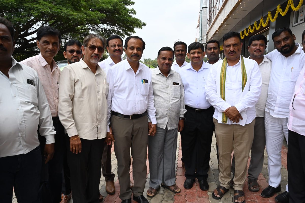 APRanganath's tweet photo. ದೊಡ್ಡಬಳ್ಳಾಪುರದ ಜೆಡಿಎಸ್ ಮುಖಂಡರು ಹಾಗೂ ಕಾರ್ಯಕರ್ತರನ್ನು ಭೇಟಿ ಮಾಡಿ ಚುನಾವಣಾ ಕುರಿತು ಚರ್ಚಿಸಲಾಯಿತು. 🤝

NDA ಅಭ್ಯರ್ಥಿಯಾಗಿ ನನ್ನ ಗೆಲುವಿಗೆ ಸಂಪೂರ್ಣ ಬೆಂಬಲ ನೀಡುವುದಾಗಿ ಭರವಸೆ ನೀಡಿದ ಜೆಡಿಎಸ್ ಕುಟುಂಬಕ್ಕೆ ಹೃತ್ಪೂರ್ವಕ ಧನ್ಯವಾದಗಳು. 🙏✨

#APRanganath #NDA #JDS #MLCElection #Doddaballapura #Teachers https://t.co/Q0YpCKqLpa