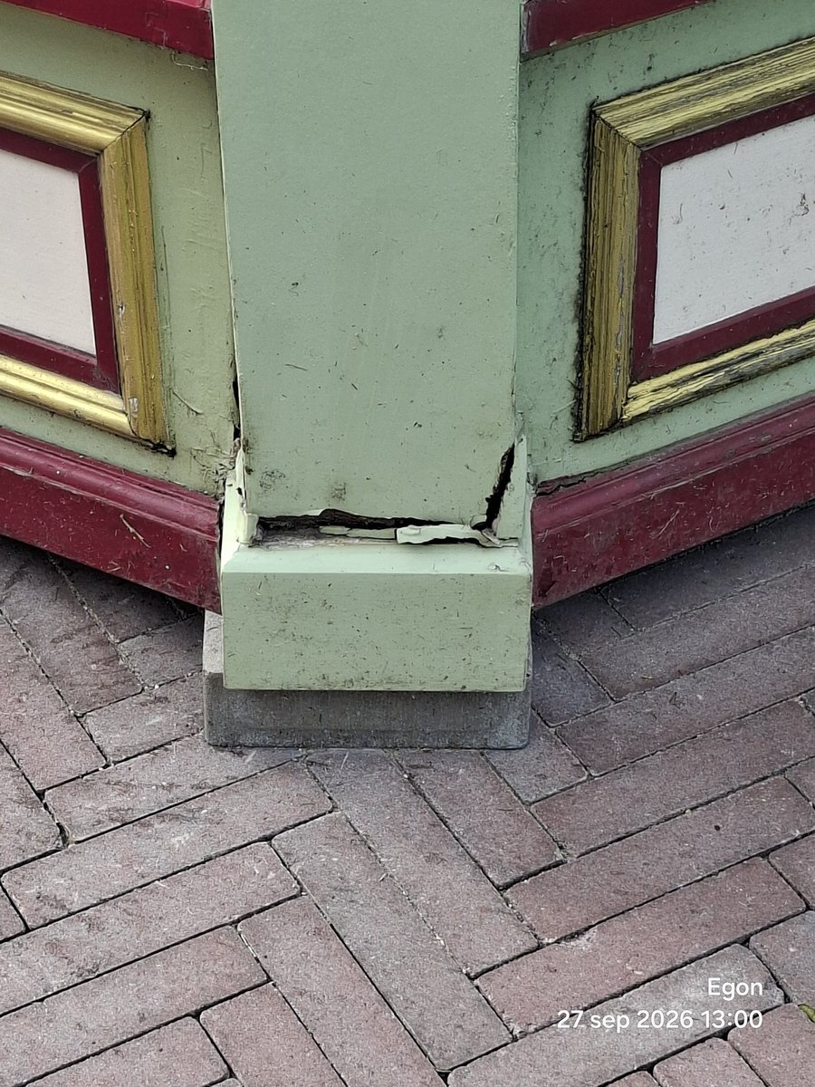 Efteling_commun's tweet photo. Prieeltje bij het grand hotel mag wel opknapbeurt krijgen.   #efteling @NielsKooyman https://t.co/fngzIqIdyc