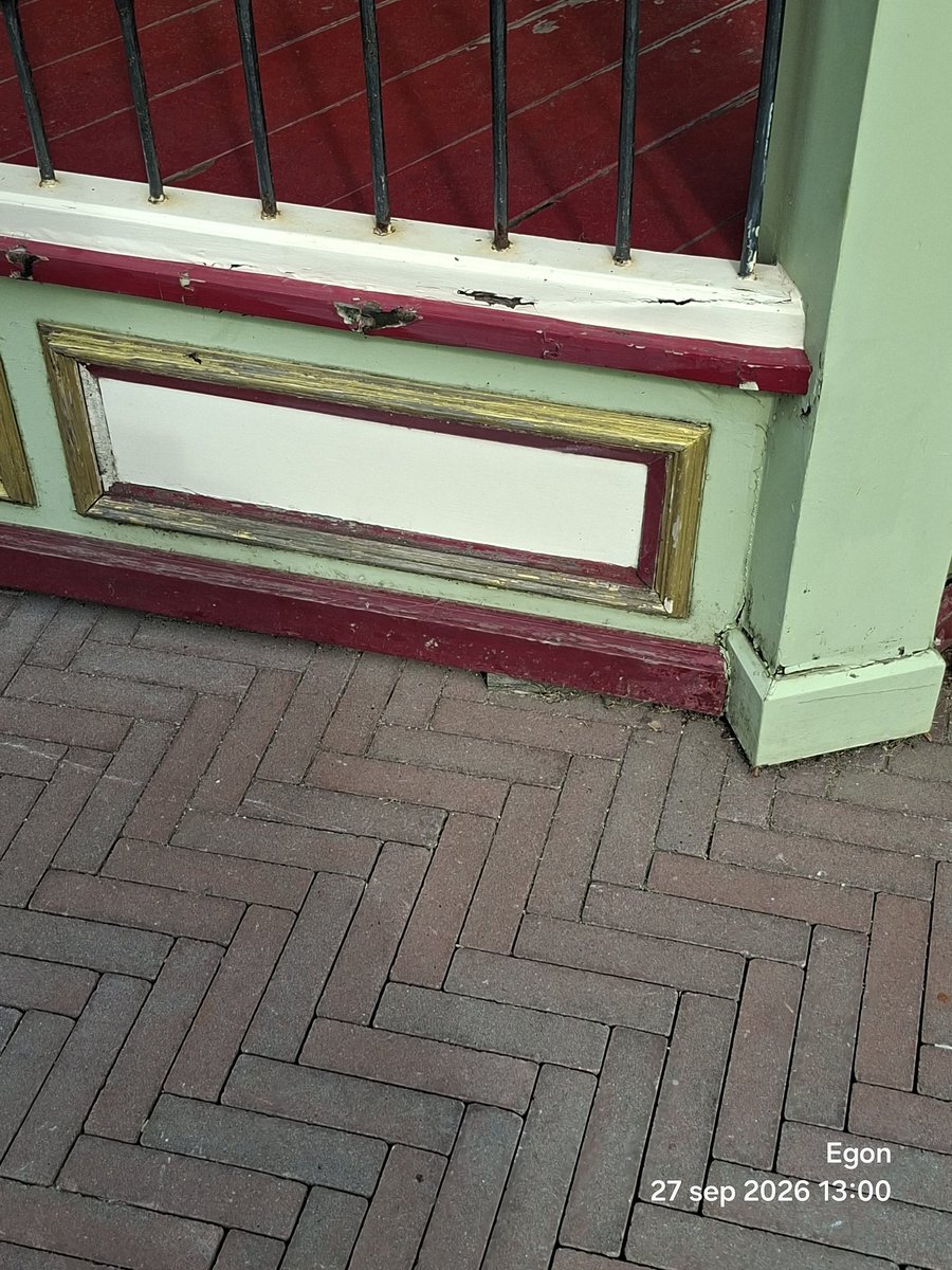 Efteling_commun's tweet photo. Prieeltje bij het grand hotel mag wel opknapbeurt krijgen.   #efteling @NielsKooyman https://t.co/fngzIqIdyc
