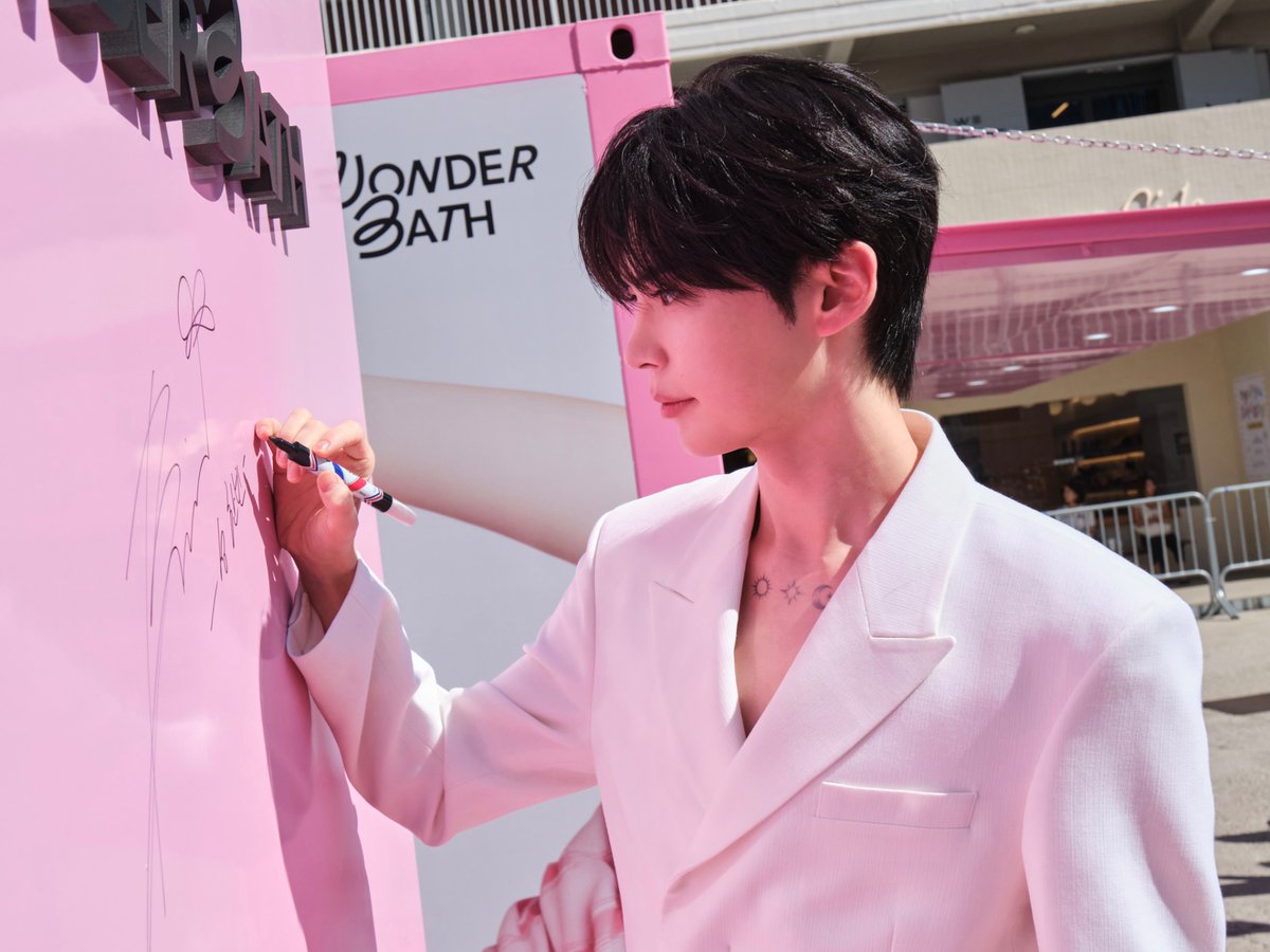 wonderbath_kr's tweet photo. 𝗦𝗨𝗡𝗚𝗛𝗔𝗡𝗕𝗜𝗡 𝗶𝗻 𝗦𝗟𝗜𝗖𝗘 𝗦𝗘𝗥𝗨𝗠 𝗠𝗼𝘃𝗶𝗻𝗴 𝗣𝗢𝗣-𝗨𝗣 ˚ෆ*₊

원더바스의 햄버서더 성한빈과 함께한
얼루어 X 원더바스 뷰티 로드 팝업.ᐟ

오린이들을 위해 원더바스가 준비한 선물 🎁
무빙 팝업 비하인드컷을 지금 공개합니다.ᐟ

성한빈이 사랑하는 원더바스 슬라이스 세럼과
무빙 팝업에서의 𝗪𝗢𝗡𝗗𝗘𝗥 𝗠𝗢𝗠𝗘𝗡𝗧도 함께 만나보세요 💗

#WONDERBATH #원더바스
#SUNGHANBIN #성한빈
#SLICESERUM #슬라이스세럼