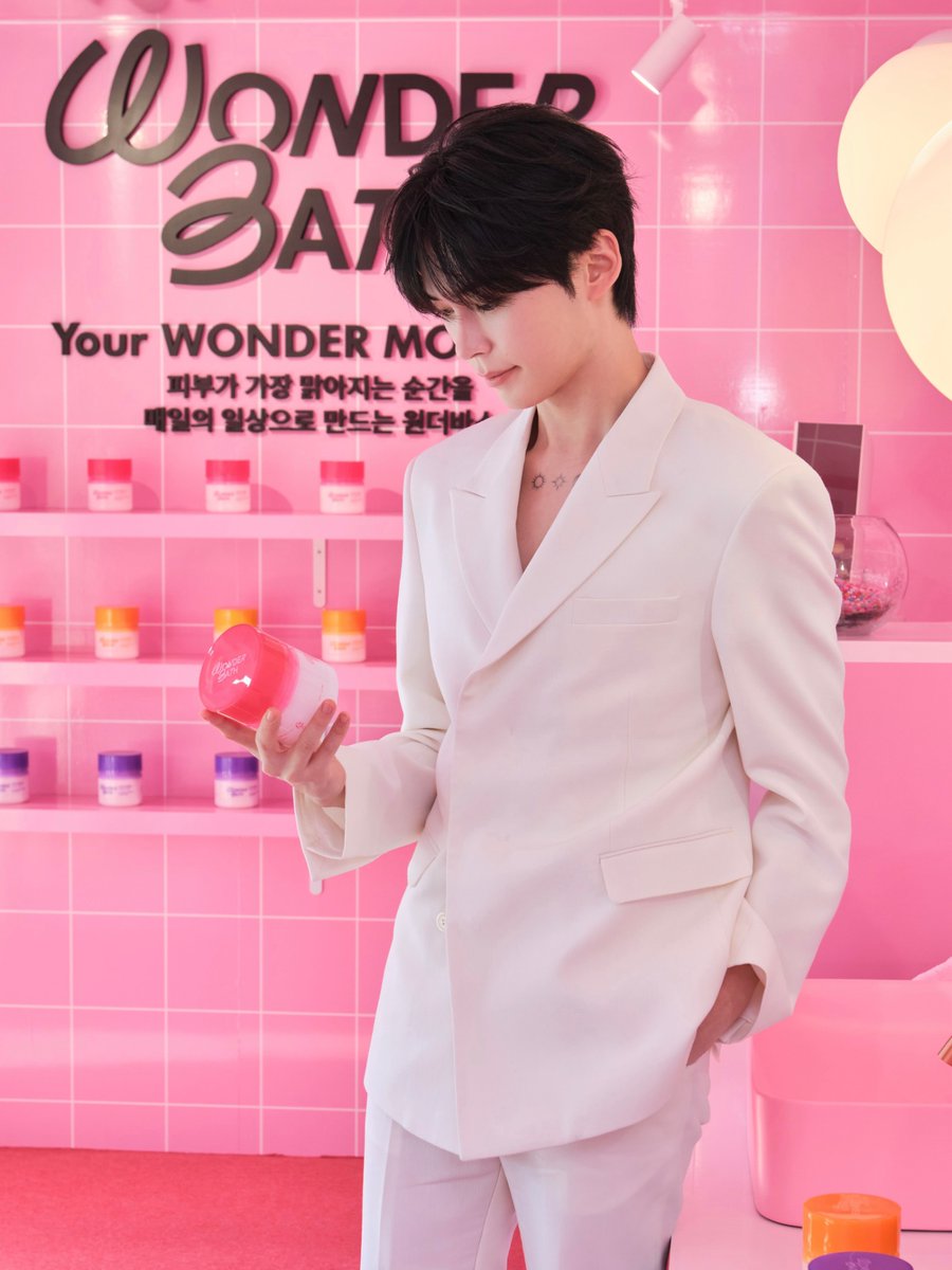 wonderbath_kr's tweet photo. 𝗦𝗨𝗡𝗚𝗛𝗔𝗡𝗕𝗜𝗡 𝗶𝗻 𝗦𝗟𝗜𝗖𝗘 𝗦𝗘𝗥𝗨𝗠 𝗠𝗼𝘃𝗶𝗻𝗴 𝗣𝗢𝗣-𝗨𝗣 ˚ෆ*₊

원더바스의 햄버서더 성한빈과 함께한
얼루어 X 원더바스 뷰티 로드 팝업.ᐟ

오린이들을 위해 원더바스가 준비한 선물 🎁
무빙 팝업 비하인드컷을 지금 공개합니다.ᐟ

성한빈이 사랑하는 원더바스 슬라이스 세럼과
무빙 팝업에서의 𝗪𝗢𝗡𝗗𝗘𝗥 𝗠𝗢𝗠𝗘𝗡𝗧도 함께 만나보세요 💗

#WONDERBATH #원더바스
#SUNGHANBIN #성한빈
#SLICESERUM #슬라이스세럼