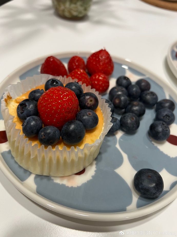 katieanna646528's tweet photo. Sunny morning calls for a warm, fluffy blueberry muffin iced with a little cream cheese glaze—pure tiny joy in a paper liner.， https://t.co/dX6soBQsA5