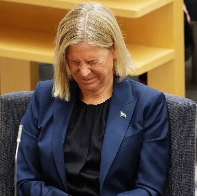 DABoooomB's tweet photo. Kärringen är komplett galen, det har jag alltid sagt! 😄 https://t.co/9rWWbgBenM