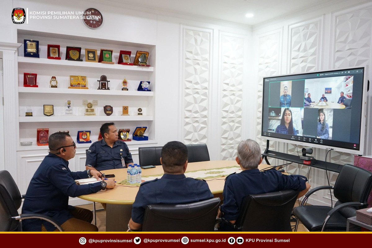 kpusumsel's tweet photo. #Temanpemilih Pelaksana Tugas Sekretaris KPU Sumsel, Ashari gelar rapat koordinasi penguatan sinergi internal Sekretariat KPU Provinsi Sumatera Selatan. Selasa (29/09/2026) https://t.co/fNx4wZSjDs