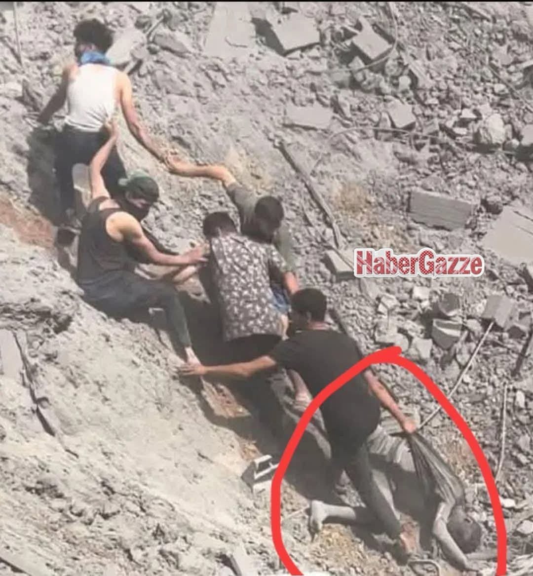 _GazaNews_'s tweet photo. Bu tablo İnsanlık adına büyük bir utanç verici değil mi?

Bir çocuğun enkazdan çıkarılmasını beklerken, dünya kendi vicdanını çoktan enkazın altında bırakmıştı. 

📍Gazze 🥀 https://t.co/1i90REZQ2L