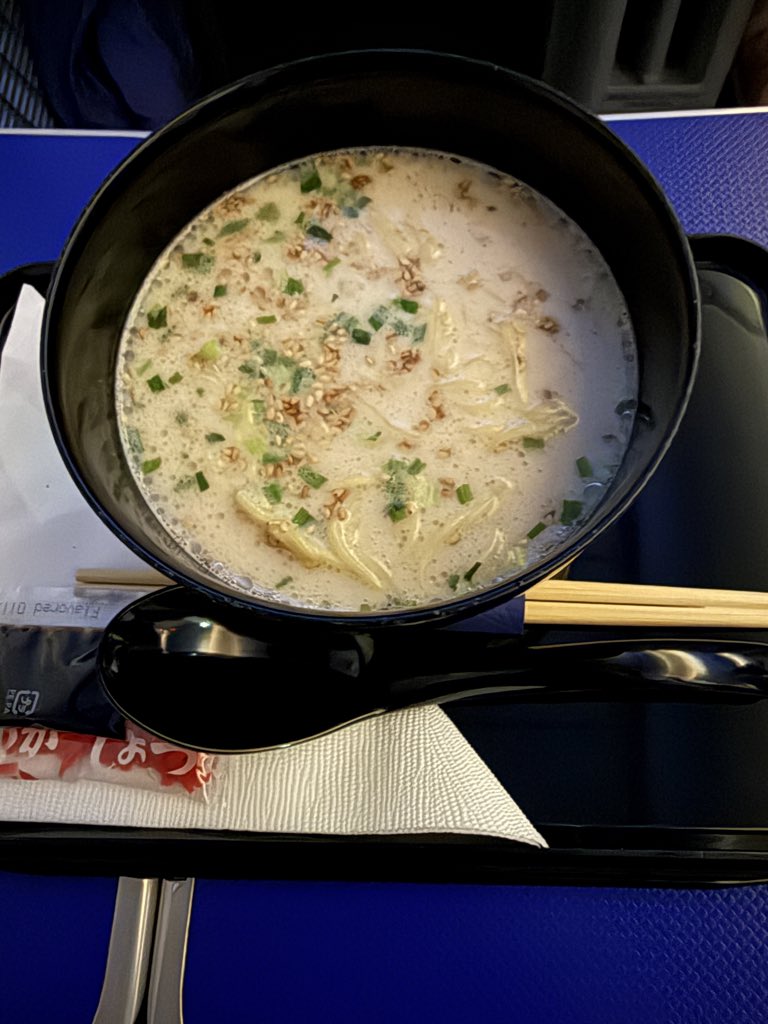 cinema_stroll's tweet photo. 締めの豚骨ラーメン

き、帰国したらお酒も小麦も控えるんだもん…！ https://t.co/lkHtySHeMA