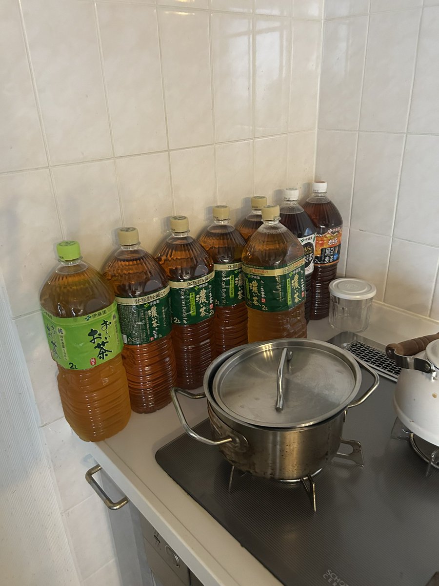 japangoodsleep's tweet photo. 関谷研究員の家に来たら大量のお茶に圧倒されました！ https://t.co/Fu4D1G4yn8