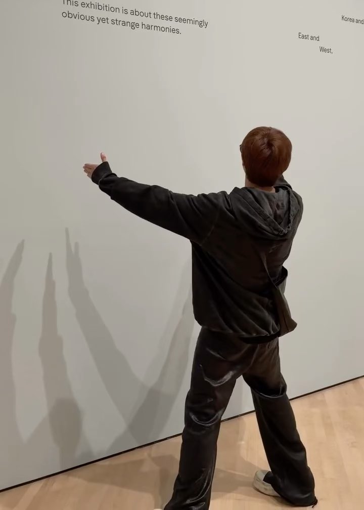 vjungist's tweet photo. joon looks so tiny here😭he is 3 apples tall https://t.co/MspmJysmml
