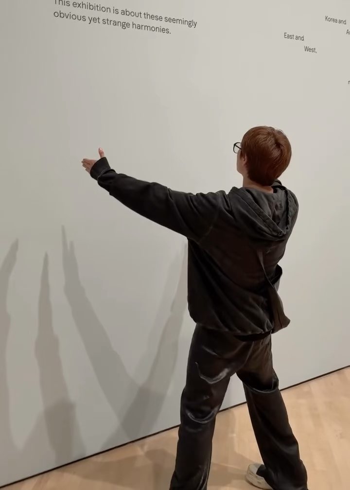 vjungist's tweet photo. joon looks so tiny here😭he is 3 apples tall https://t.co/MspmJysmml
