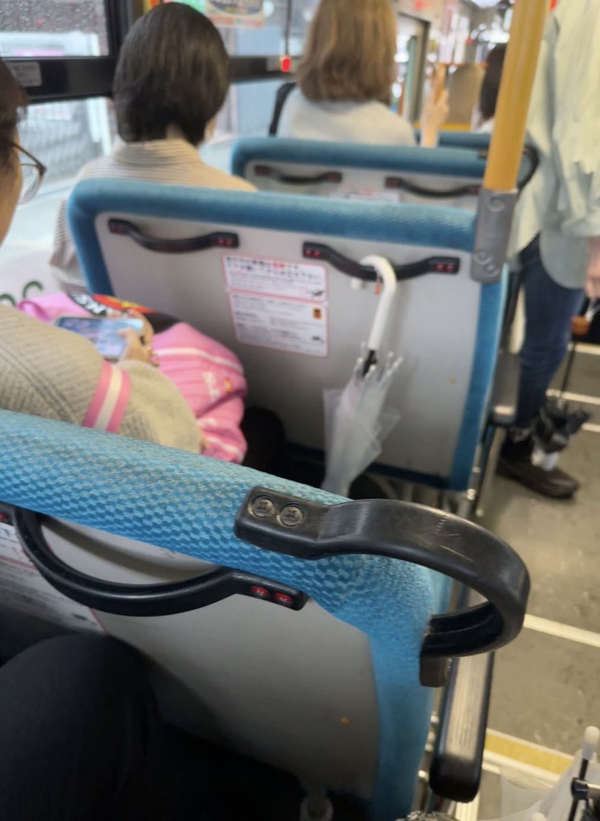 Izumi_Sunagawa's tweet photo. わざと隣席に傘をかけて、
人が座り辛いようにする女。

性格悪すぎだろ。 https://t.co/I7OWCKi07q