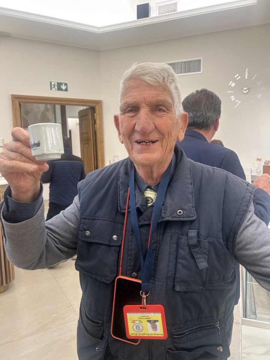 VeriniWalter's tweet photo. #UmbertoPizzi ci ha lasciato. Ma il suo sguardo ironico, impietoso verso le volgarità di un tempo #Cafonal, sguardo insieme dolce e penetrante rimarrà. In migliaia di sguardi che ci ha regalato con le sue foto. Ciao amico e, come ci dicevamo, ciao compagno. https://t.co/5bkaIvUfHO