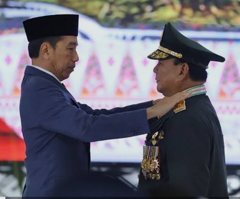 regar_op0sisi's tweet photo. Cita-citanya punya bintang 4 dipundak, kandas oleh peristiwa 98.
Dia pergi ke Yordania membawa rasa kecewa, karena diberhentikan dari militer. 
Berkat Megawati Soekarno Putri dia pulang ke Indonesia dan terjun ke dunia politik. 
Kalah dikonvensi capres Golkar, akhirnya dia memutuskan mendirikan partai Gerindra.
Maju sebagai cawapresnya Megawati di pilpres 2009 tapi keberuntungan belum berpihak padanya. 
Di 2014 dia unjuk gigi maju sebagai capres dan berhadapan dengan Jokowi yg pamornya lagi naik daun.
Prabowo kalah dan memutuskan jadi oposisi terhadap pemerintahan Jokowi.
Di pilpres 2019 tak kenal menyerah dia maju tak gentar nyapres untuk yg kedua kali dan lagi lagi lawannya adalah Jokowi,apa dikata nasib berkata lain,dia kalah lagi.

Mungkin sudah lelah dipencundangi,akhirnya dia rela meninggalkan para pendukungnya dan memutuskan gabung dengan Jokowi sebagai menteri pertahanan. 

Dari sinilah cerita itu bermula.
Cita-citanya punya bintang 4 yg sudah lama kandas akhirnya diwujudkan Jokowi.
Bukan hanya itu Jokowipun rela mengkhianati PDIP agar bisa mendukungnya jadi capres di pilpres 2024.

Lengkaplah sudah semua keinginannya dikabulkan oleh Jokowi. 

Makanya pekikan pertama yg keluar darinya setelah dilantik jadi presiden Indonesia adalah "hidup Jokowi" bukan "hidup rakyat Indonesia "

Setelah membaca ulasan singkat ini,masihkah kalian percaya presiden @prabowo akan memperbaiki negara ini yg notabene perusaknya adalah Jokowi?

Teruslah teriak,setidaknya sampai 2029.

Salam akal waras.