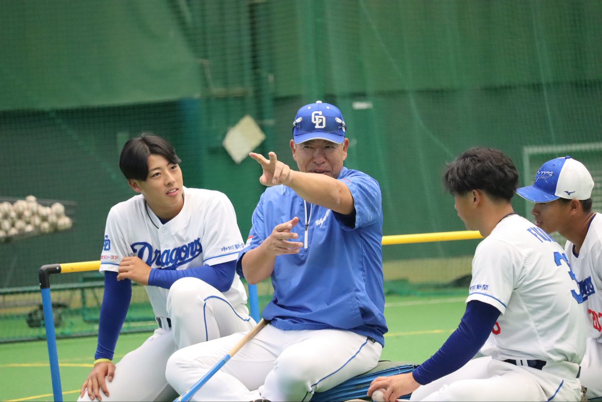 selkie09's tweet photo. 井上政権で撮った写真の中でも好きなショット。
パパと息子たち感があって。

高知キャンプのとき遠巻きに練習見学していたファンたちに
「もっと前へ」って声掛けてくれたんだよね。

息子たちの活躍に期待します。 https://t.co/jFHnYq6K1X