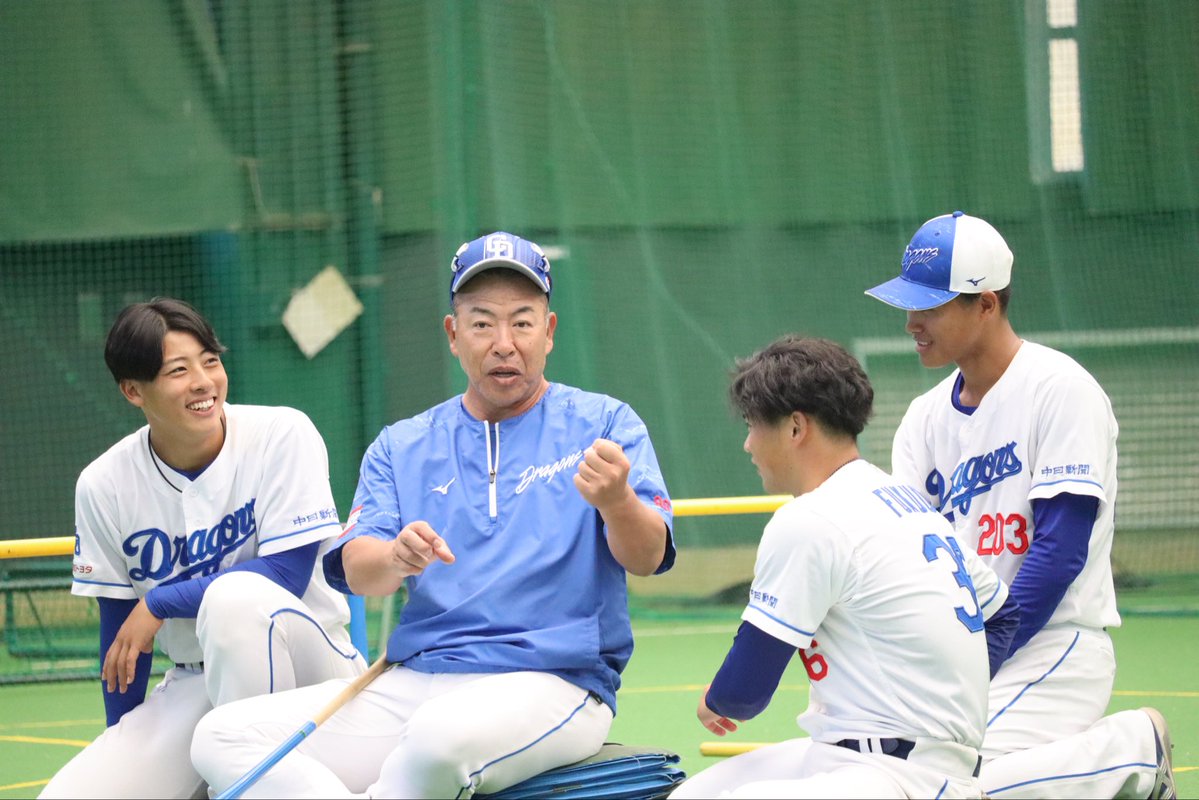 selkie09's tweet photo. 井上政権で撮った写真の中でも好きなショット。
パパと息子たち感があって。

高知キャンプのとき遠巻きに練習見学していたファンたちに
「もっと前へ」って声掛けてくれたんだよね。

息子たちの活躍に期待します。 https://t.co/jFHnYq6K1X
