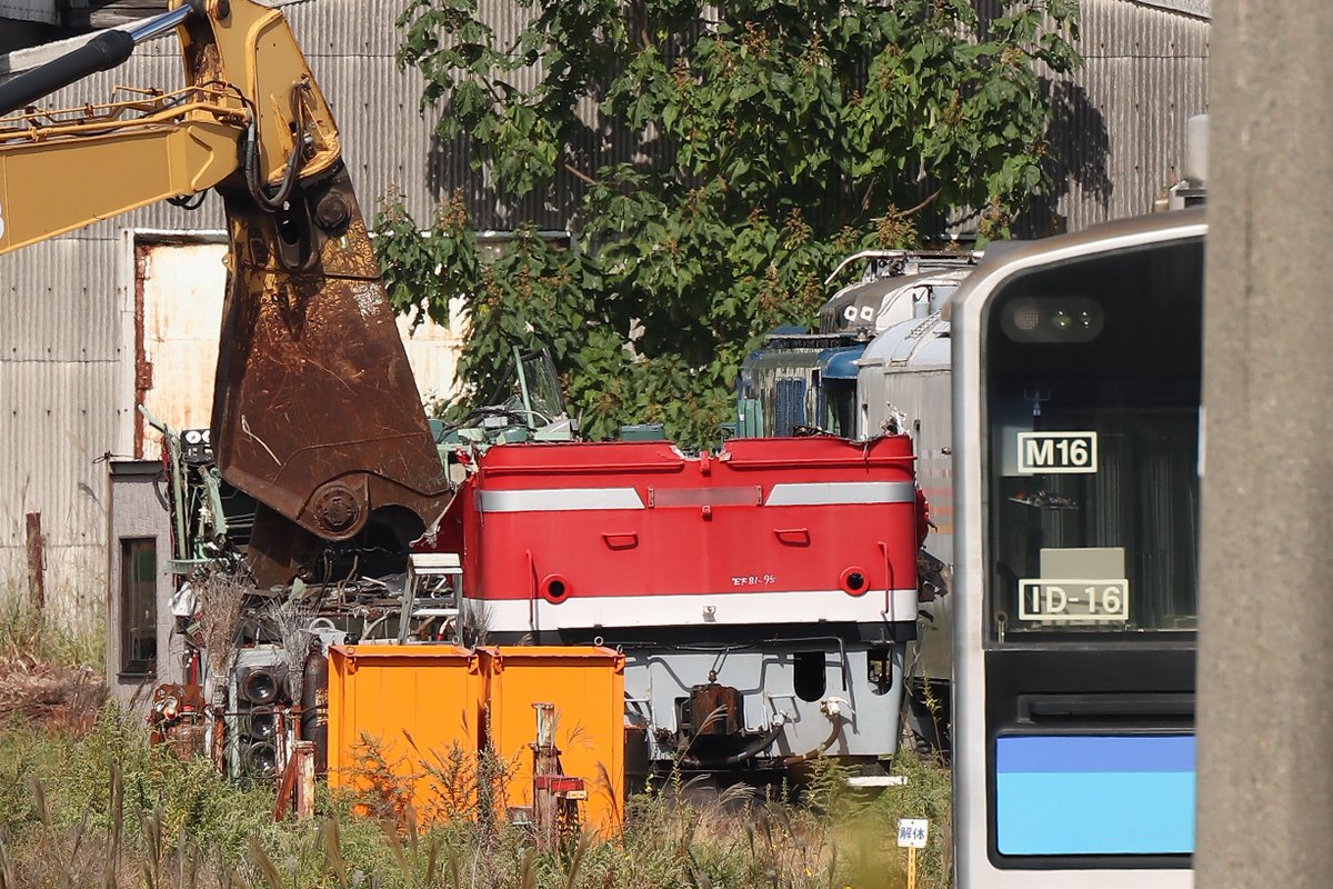 OWySMwJchs9ri2V's tweet photo. EF81 95
本日、秋田総合車両ベースで解体されていました。
手書きでEF81 95と書かれたお顔も外されてそのままトラックの荷台へ。
95号機お疲れ様でした🙇 https://t.co/gPJXdVvqpP