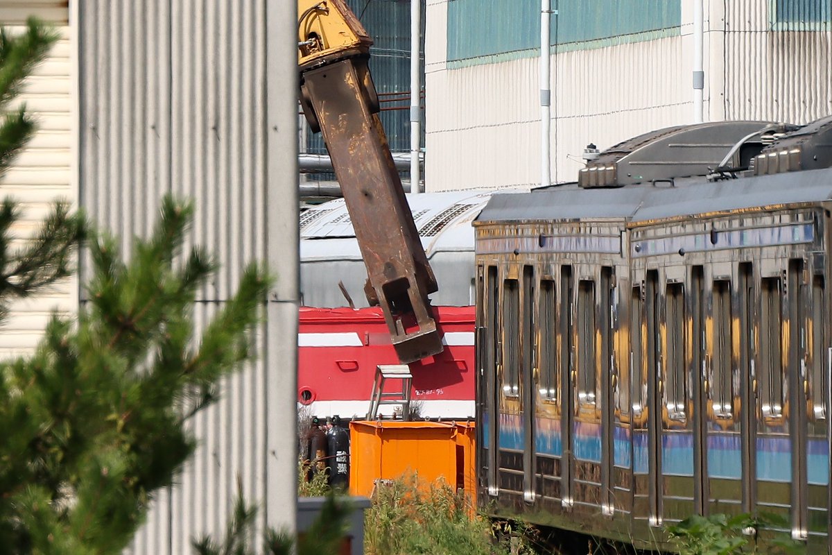 OWySMwJchs9ri2V's tweet photo. EF81 95
本日、秋田総合車両ベースで解体されていました。
手書きでEF81 95と書かれたお顔も外されてそのままトラックの荷台へ。
95号機お疲れ様でした🙇 https://t.co/gPJXdVvqpP