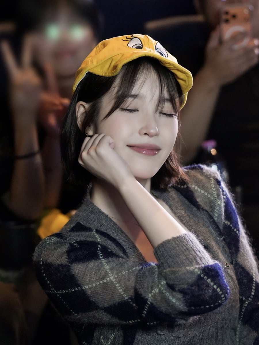 iuedelweiss's tweet photo. 웃을 때 제일 예쁜 사람🩵

#아이유 #IU #무대인사 https://t.co/bXcr6749cK