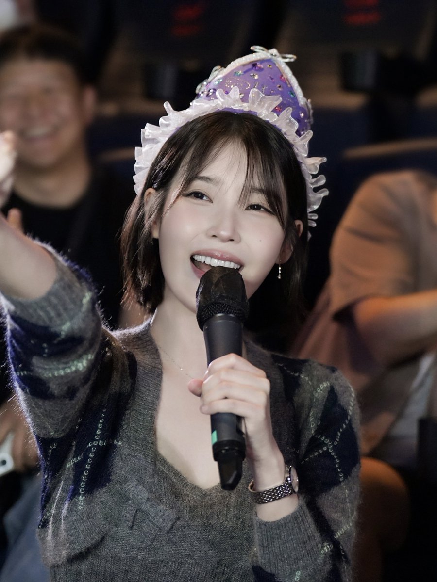 iuedelweiss's tweet photo. 웃을 때 제일 예쁜 사람🩵

#아이유 #IU #무대인사 https://t.co/bXcr6749cK