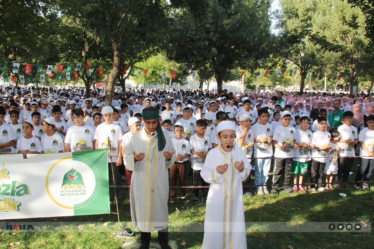 ilkeHaberAjansi's tweet photo. Peygamber Sevdalıları: Hedefimiz, namaz kılan bir nesil yetiştirmek

🕌 Peygamber Sevdalıları Vakfı tarafından her yıl Türkiye genelinde düzenlenen ve 7-15 yaş arasındaki kız ve erkek çocuğun namazla tanışmasına vesile olan "Hayat Namazla Güzeldir" etkinlikleri tamamlandı

💕 Binlerce çocuğun katıldığı etkinliklerde çocuklara namaz ibadeti öğretilirken namaz sevgisinin de aşılanması hedefleniyor. Yoğun ilgi gören etkinlikler, bölge halkı tarafından takdirle karşılanıyor

📣 Peygamber Sevdalıları Vakfı Genel Başkanı Molla Beşir Şimşek, çocuklara namazı ve Peygamber Efendimiz'in güzel ahlakını öğretmeyi, ibadet eden ve alnı secdeli bir nesil yetiştirmeyi hedeflediklerini belirtti

📌 "Toplumun bir an önce yaratılış fıtratına döndürülmesi gerektiğine inanıyoruz"

📌 "Çocuklarımızın beynine ve kalbine Allah aşkını ve Peygamber sevgisini yerleştirmeliyiz"

📌 "Namazsız bir hayat dünyada zillet, ahirette ise azaptır" ⤵️

https://t.co/qyJbmRakGc